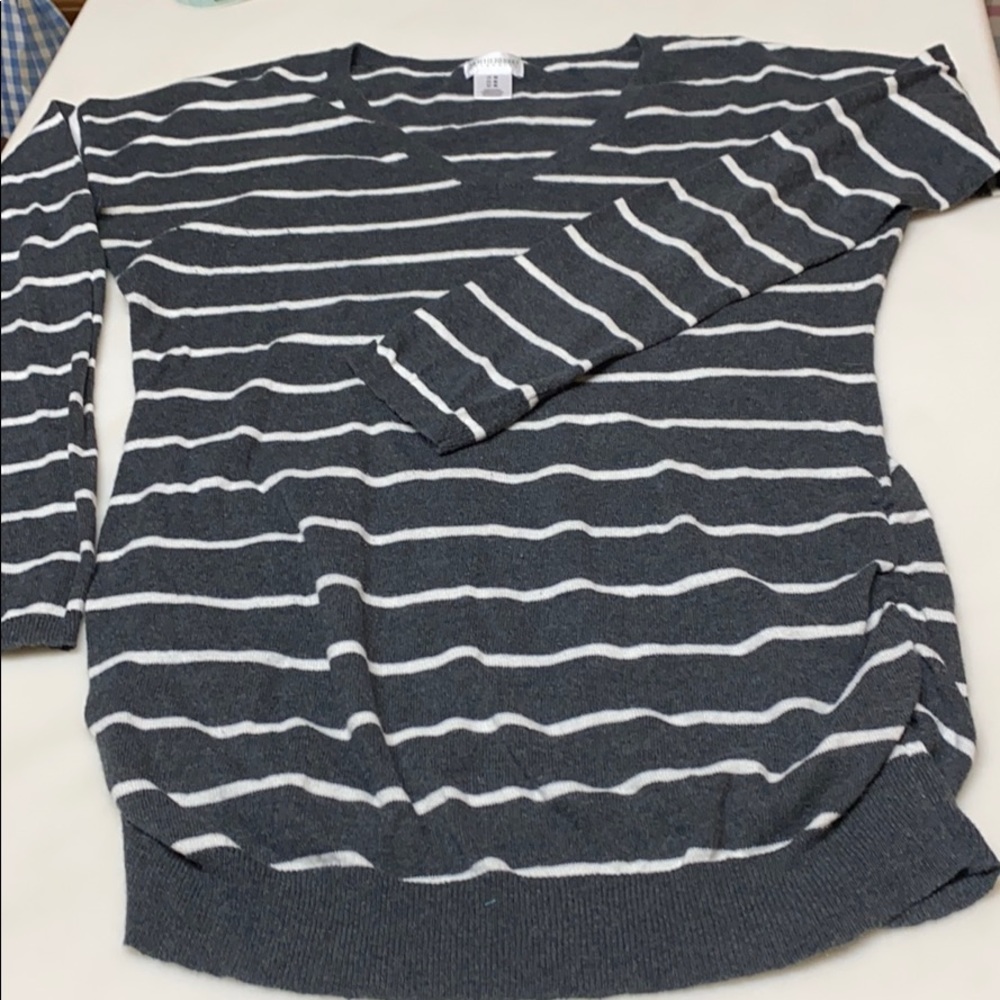 Motherhood Med gray V neck, long sl, ruched,banded